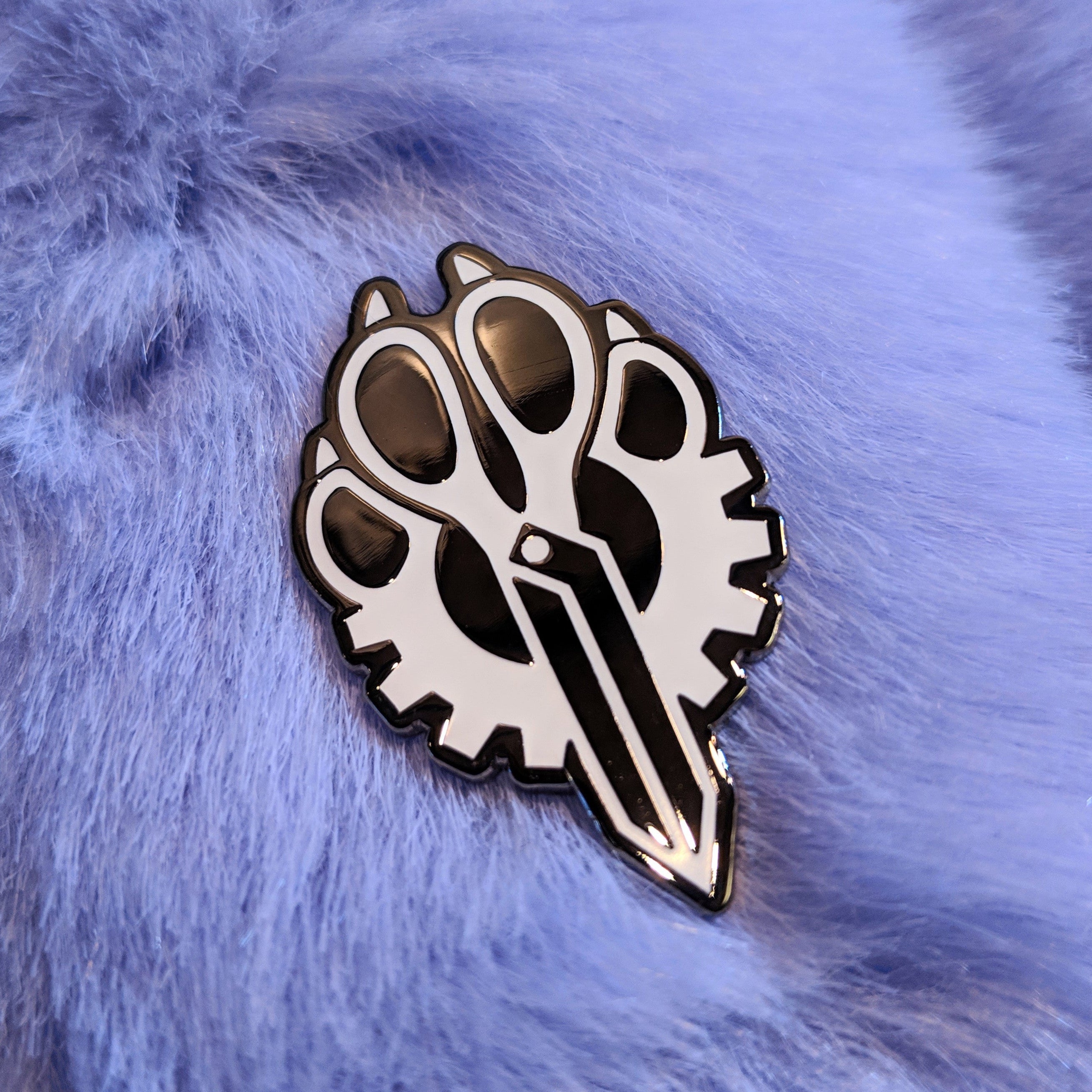 Pin with a design of scissors and gears on a fur background